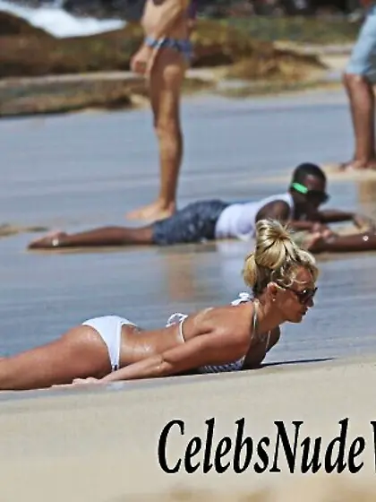 Britney Spears Looks Amazing In Bikini (Again)