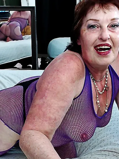 DawnSkye presents her sexy feet.