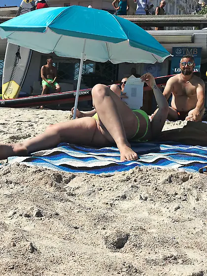 Candid voyeur creepshots from a beach