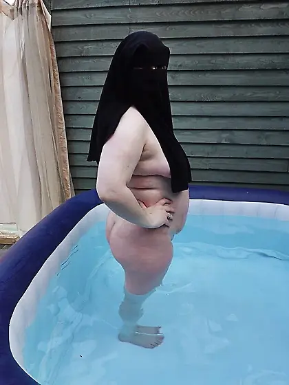 Niqab nude in Hot tub