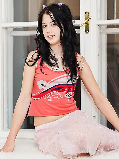 Brunette teen Sarah Lollypop skillfully pleasing herself with th