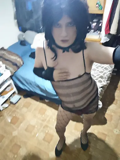 Sissy en busca de adopción en prostíbulo