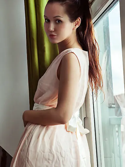 Ponytailed beauty with a perky booty posing and drinking tea Vid