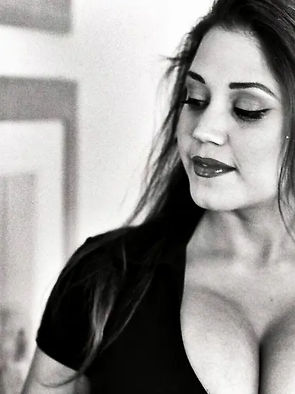 Hot momma Miriam Gonzalez with a nice cleavage doing a black and