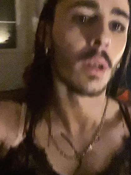 Petite fragile demande qu’on l’a rabaisse trè