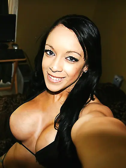 Hot dancer with big round tits and slim waist poses for amateur