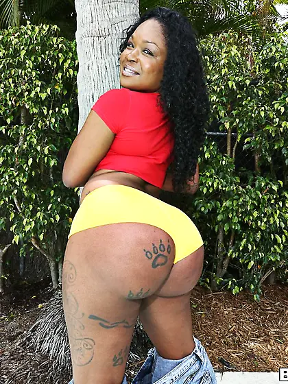 Black girl with huge tattooed ass Diamond Monrow enjoys the deep
