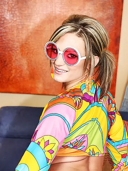 Fancy MILF Cheyenne Cooper takes jean shorts off and opens shirt