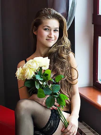 Foxy babe displays alluring