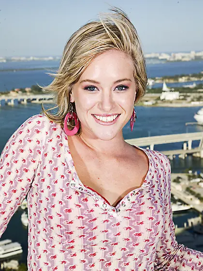 Naomi Cruise takes her sexy pink lingerie off and gets her vagin