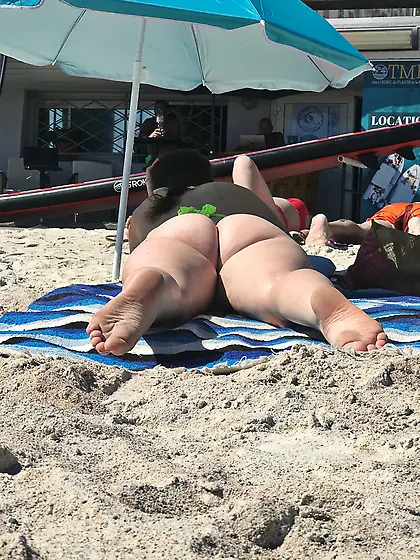 Candid voyeur creepshots from a beach