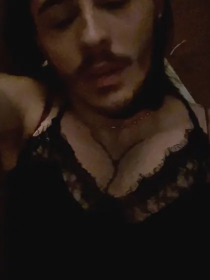 Petite fragile demande qu’on l’a rabaisse trè