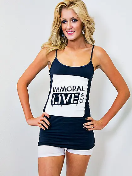 Smiling goldilocks Emily Kae is stripping and demonstrating her