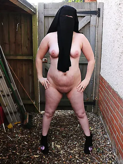 Niqab Flashing nude in the yard
