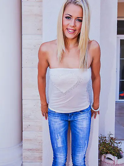 Licentious bimbo Christen Courtney is staying bent over sticking