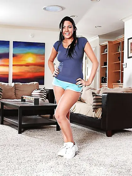 Teen brunette with juicy ass exposes her big breasts when posing