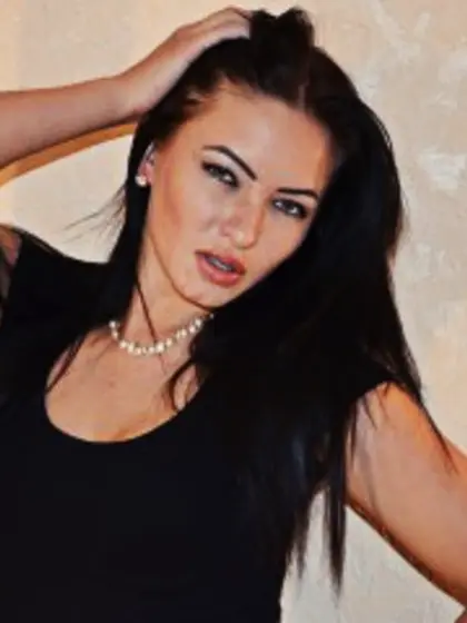 Brunette daria perform dancing