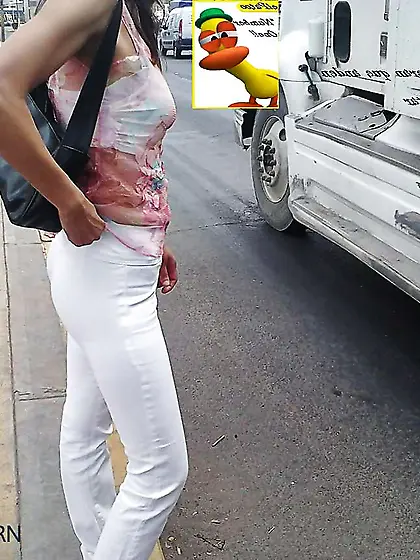 UN CULITO BIEN PARADITO DE BLANCO