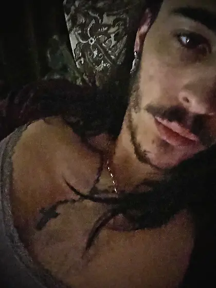 Petite fragile demande qu’on l’a rabaisse trè