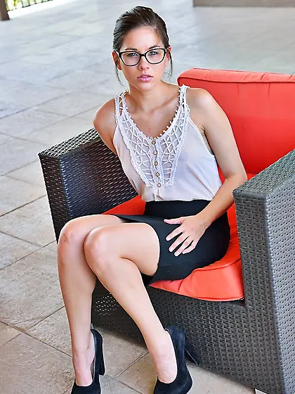 A nerdy girl goes outdoors and films the fisting action