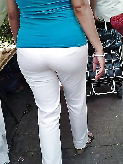 UNAS NALGUITAS DE UNA FLAQUITA comenten