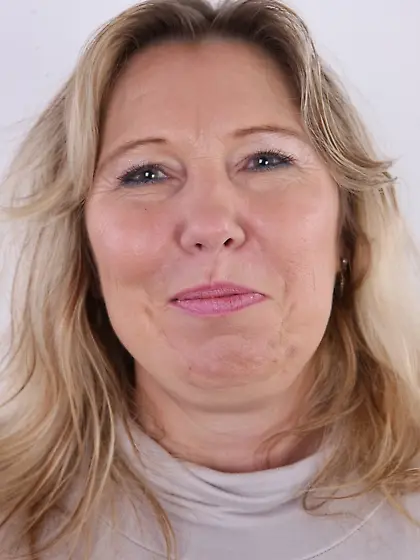 Mature woman flaunts ample natural tits and tushy for all the pr