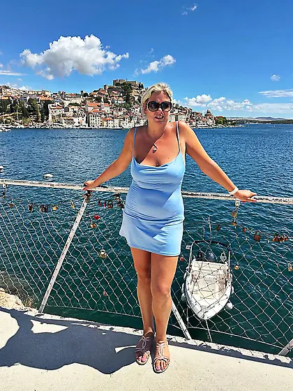 Dutch exhibitionist love to flash