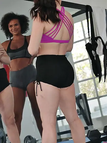 Lily Lou pleases curly-haired ebony with her tongue