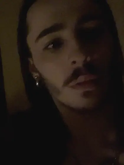 Petite fragile demande qu’on l’a rabaisse trè