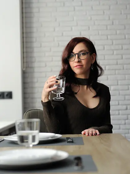 Gwen the good looking hoe shows her shaved pussy up close