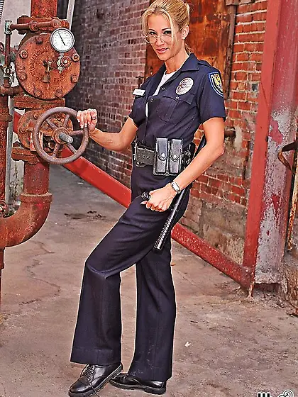 Busty policewoman Jessica Drake shocks all criminals with the vi