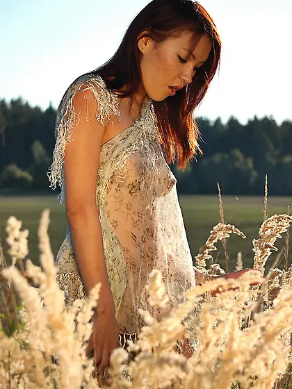 Redheaded gal shows her perfectly round booty in a hot solo gall