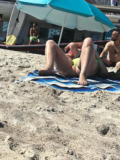 Candid voyeur creepshots from a beach