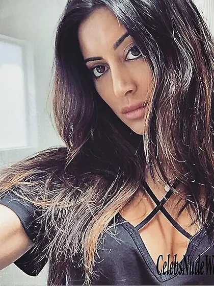 Noureen DeWulf Cleavage Photo