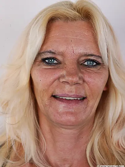 Mature blonde likes to experiment new cock