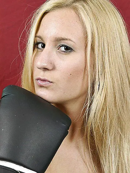 Blonde-haired boxer Autumn Westin gets naked and shows her big t