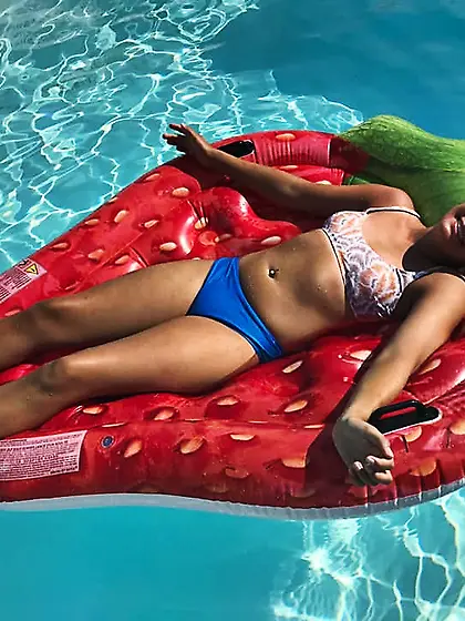 Grace sexy non-nude chick beautiful feet/face/legs