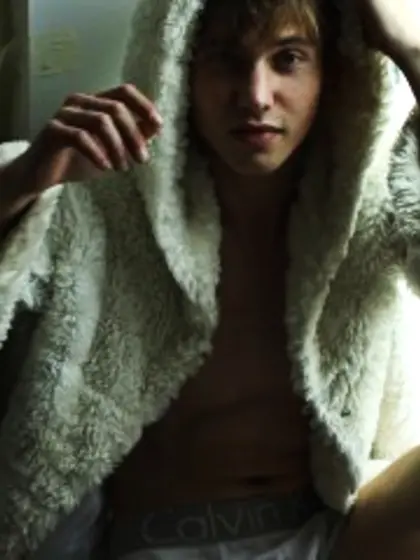 Brunette annre perform close