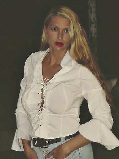 Frau zeigt Ihre schöne Brüste