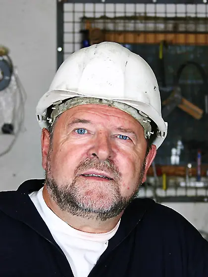 Tenage babe enjoys older