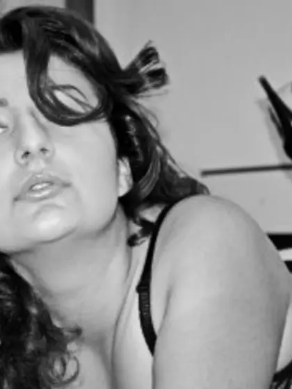 Brunette divinna perform cameltoe