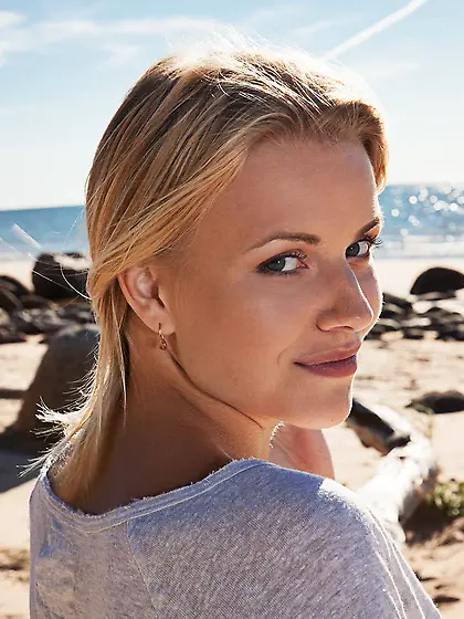 Playful blond-haired minx shows off that gorgeous ass while posi