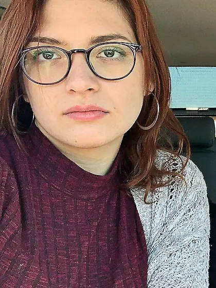 Grace sexy non-nude chick beautiful feet/face/legs