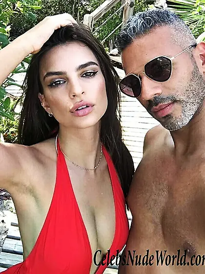 Cleavage Photos of Emily Ratajkowski