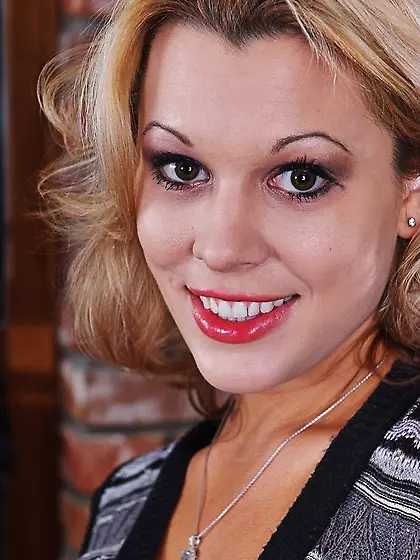 Tanned hottie Ashley Sweet wearing sexy g-string getting her sha