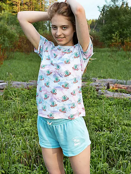 Two lezzies being kinky in an outdoorsy porn gallery with lickin