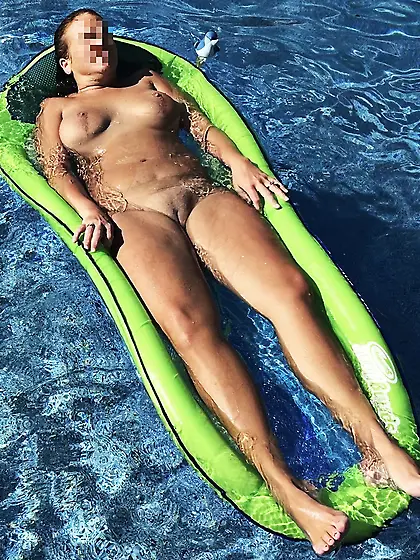 Nudr in the pool