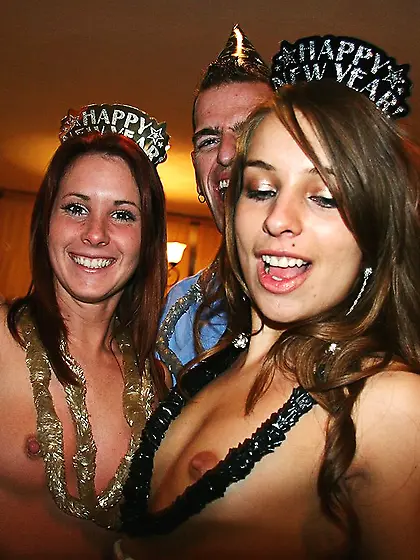 Guy enjoys Samantha Swallows and Sophia Sutra kissing each other