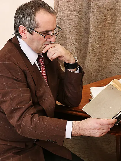 Dark haired wench Nelly