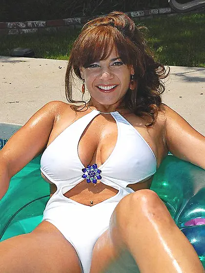 Busty Danni Daire takes off her white lingerie outdoors and play